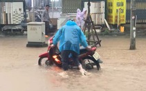 Trong cái rủi có cái may: Cháy xe máy gặp ngay đường ngập