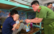Chiến sĩ công an đi từng nhà trọ, tặng quà Trung thu cho bệnh nhi ung thư