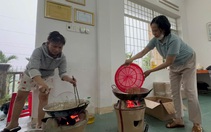 Giữa lũ về cuồn cuộn, người Quảng Ngãi vẫn rim cá gửi rốn lũ Đà Nẵng