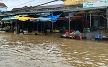 Vào chợ ngập nước kiểm tra hàng, 1 người bị điện giật chết, 1 người bị thương