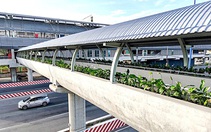 Người đi bộ sắp có thang máy lên các cầu vượt dọc tuyến metro số 1
