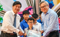 Làm ánh sáng cho mẹ và tự 'chiếu sáng' đời mình, hai tân SV nhận học bổng đặc biệt