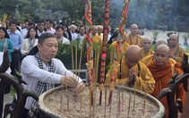 Đoàn công tác Hội sách Côn Đảo dâng hương tưởng niệm các anh hùng liệt sĩ