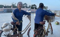 Xôn xao cụ bà 72 tuổi đạp xe chở 20kg gạo đi hỗ trợ bà con vùng lũ