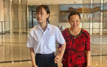 'Hai mẹ con đi chung cho chắc vì… cũng sợ có được trao học bổng thiệt không'