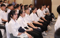 Sinh viên mồ côi làm nhà hảo tâm tiếp sức cho sinh viên Huế mồ côi