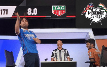 Kỳ thủ Hikaru Nakamura ném quân cờ vào khán giả