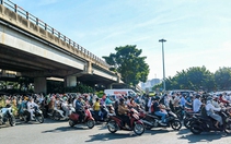 Nửa tiếng đi chưa hết 3km, khổ sở mỗi sáng trên quốc lộ 13 qua cầu Bình Triệu 2