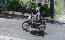 Bé trai 11 tuổi bán vé số bị người phụ nữ dụ 'cho xe đạp điện' rồi giật 140 tờ