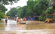 Mưa lớn ở miền Bắc: Không kịp trở tay với nước lũ