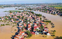 Bắc Ninh: Nước lũ bủa vây, cô giáo phải chèo thuyền đến lớp, dân làng hò nhau giữ đê