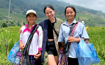 Cô gái Mông bán hàng rong ở Sa Pa giỏi văn nhì tỉnh, đậu Đại học Thương mại