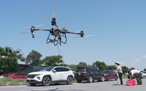 Thái Nguyên: Drone chở thuốc vào vùng lũ cho bé 4 tháng tuổi sốt cao