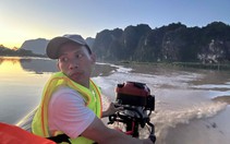 Sau cuộc họp online với em gái từ Mỹ, đôi vợ chồng trẻ mua xuồng phi về vùng lũ cứu người trong đêm