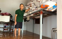 Bão làm tốc mái, nước lũ tràn vào nhà, người dân oằn mình trước thiên tai