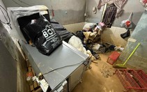 Rưng rưng trước cảnh phòng trọ tan hoang, sách vở sinh viên ngập trong lũ