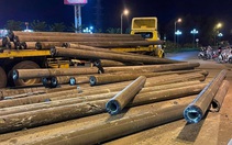 Xe bị tuột dây chằng, cả chục cọc bê tông rơi ngổn ngang giữa phố Quảng Ngãi