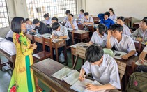 Cửa phòng học, mái ngói bị gió bão thổi bay, học sinh vẫn trở lại trường
