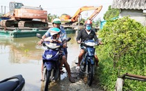 Dỡ cầu thi công đường trăm tỉ, dân phải đi đò qua sông
