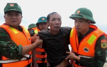 Cứu 8 ngư dân trên tàu cá sóng đánh chìm tại cửa biển Nhật Lệ
