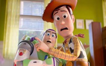Woody và Buzz khiếp sợ trước máy tính bảng trong trailer Toy Story 5