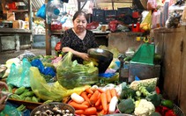 Mưa gió kéo dài, giá rau củ về chợ TP.HCM tăng mạnh