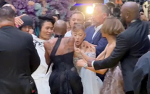 Chân dung fan cuồng 'tấn công' Ariana Grande trên thảm đỏ