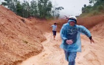Sạt lở, đất đổ ầm ầm xuống quốc lộ 40B như thác, nhiều người tháo chạy thục mạng