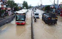 Quốc lộ 1 qua Khánh Hòa ngập sâu kéo dài gần 5km, xe cộ nhích từng chút một