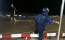 Đường sắt Bắc - Nam qua Khánh Hòa đã thông, cảnh sát giải cứu 3 du khách Nga mắc kẹt giữa vùng lũ