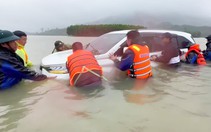 Ô tô chở 2 người bị nước lũ cuốn trôi, may mắn được cứu hộ kịp thời