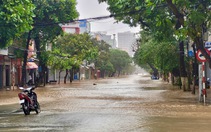 Nam sinh bám vào sợi dây điện giữa dòng nước lũ, được nhân viên bưu điện cứu kịp