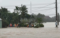 Hình ảnh tụi nhỏ chênh vênh trong chiếc thau vượt dòng nước lũ, thấy mà đau, xót lắm