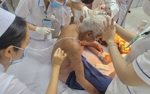 Cứu người đàn ông 74 tuổi bị ong đốt hơn 100 vết
