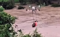 Pha giải cứu nghẹt thở người đàn ông kẹt giữa sông Sêrêpôk bằng drone