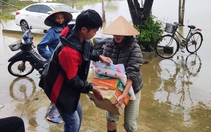 Nước lụt vẫn bủa vây, người dân 'rốn lũ' xứ Huế vẫn góp gạo, mì tôm gửi cho đồng bào Nam Trung Bộ