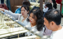 Chưa tới Black Friday, nhiều cửa hàng đã khuyến mãi 50-70% để hút khách