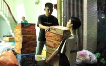 Ở những điểm nhận hàng cứu trợ tự phát tại TP.HCM: Ai nấy đều muốn góp chút gì đó cho miền Trung