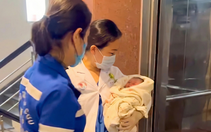 Em bé chào đời ngay tại điểm tránh trú mưa lũ ở Nha Trang