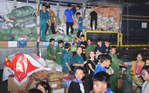 Nhiều bạn trẻ đến điểm tiếp nhận ủng hộ đồng bào vùng lũ: 'Ở đây cần người phụ không anh chị?'