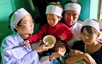 3 mẹ con kêu cứu giữa đêm, ông nội lội nước sang cứu bị lũ cuốn