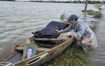 Con gái đau đớn bên xuồng chở thi thể cha, chờ quan tài giữa biển lũ Hòa Xuân