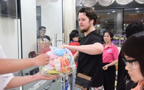 Người nước ngoài xắn tay áo, cùng đồng bào TP.HCM gửi yêu thương về miền Trung