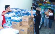 Những tình nguyện viên TP.HCM làm việc trong đêm ở điểm tiếp nhận giúp đồng bào vùng lũ