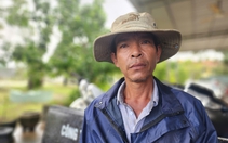 Hai người đàn ông chèo ghe vượt lũ cứu 6 phụ nữ và trẻ em khóc bám trên mái nhà