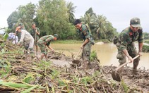 Bộ đội căng mình giúp dân dọn đường sá, trường học sau lũ