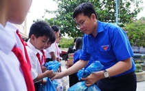 Thành Đoàn TP.HCM tặng 1.500 suất quà cho học sinh vùng lũ Khánh Hòa