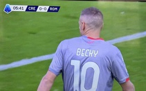 Lý do tiền đạo Jamie Vardy mặc áo đấu in tên vợ thi đấu ở Serie A