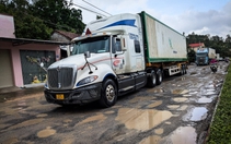 Nhiều đoạn quốc lộ 1 tan hoang sau lũ, xe cộ nhích từng chút