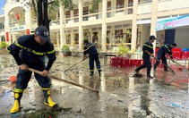 Lính cứu hỏa từ TP.HCM ra Phú Yên cũ hỗ trợ dân sau lũ, trao gần 100 tấn hàng cứu trợ